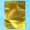 Η χρυσή συσκευασία φασολιών καφέ συνήθειας, στέκεται επάνω την τσάντα σακουλών με τη βαλβίδα προμηθευτής